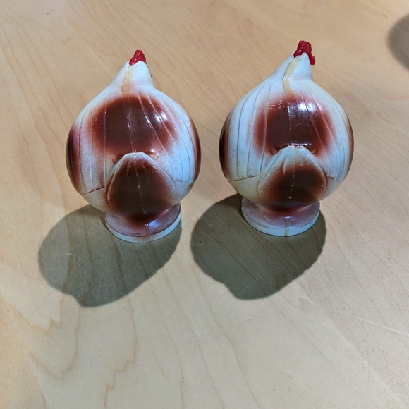 1960 Vintage Salt & Pepper Chickens - Picture 4 of 5